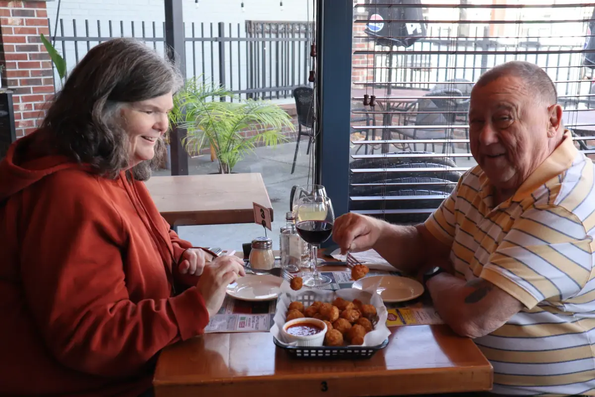 Smiling customers dining at Royal Xperience De'Maria